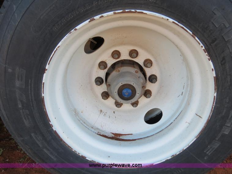 image for item B4531 2013 Farris GH1028 28.5' aluminum double hopper grain trailer