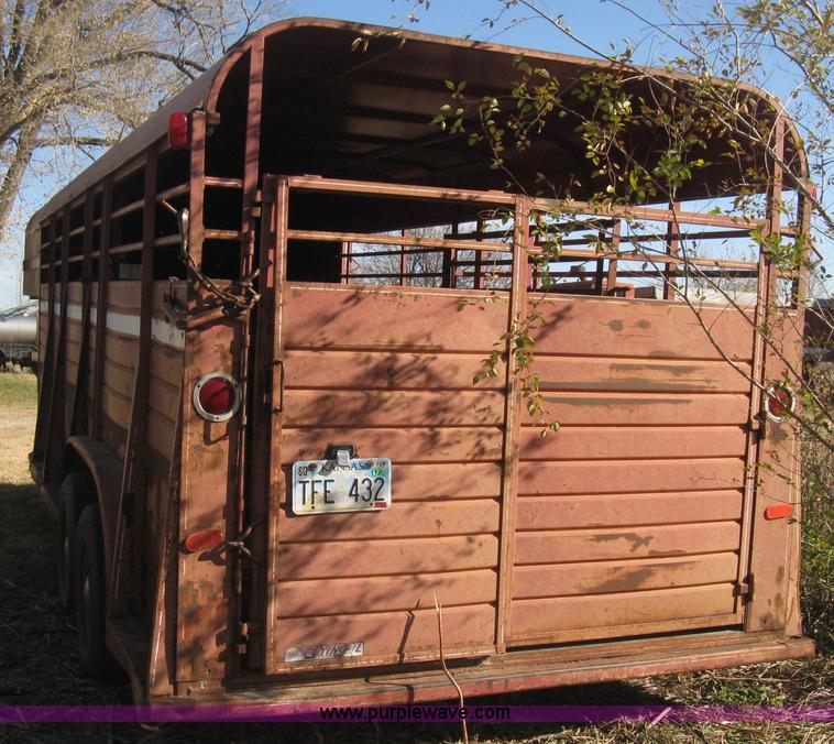 image for item B8223 1981 Flying L gooseneck stock trailer