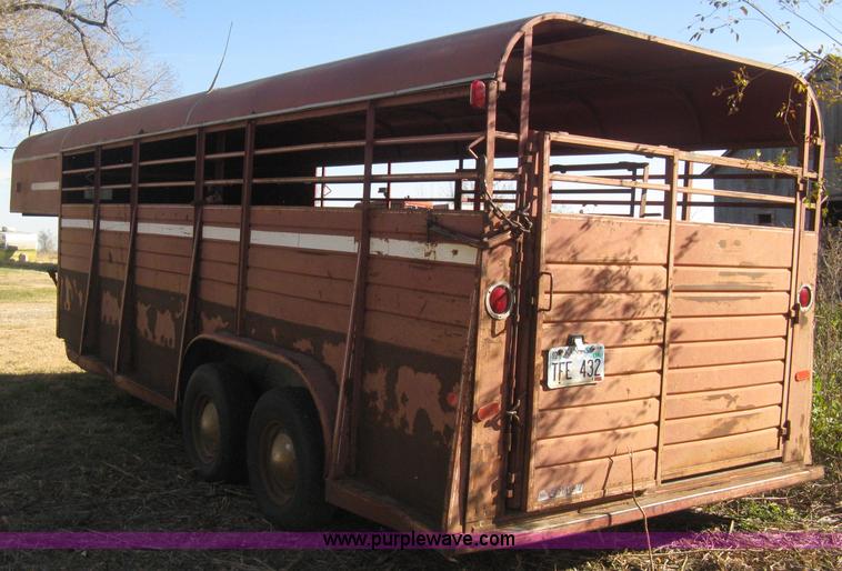image for item B8223 1981 Flying L gooseneck stock trailer