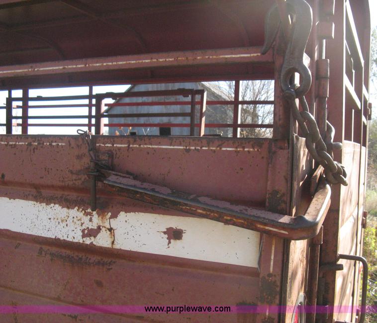 image for item B8223 1981 Flying L gooseneck stock trailer