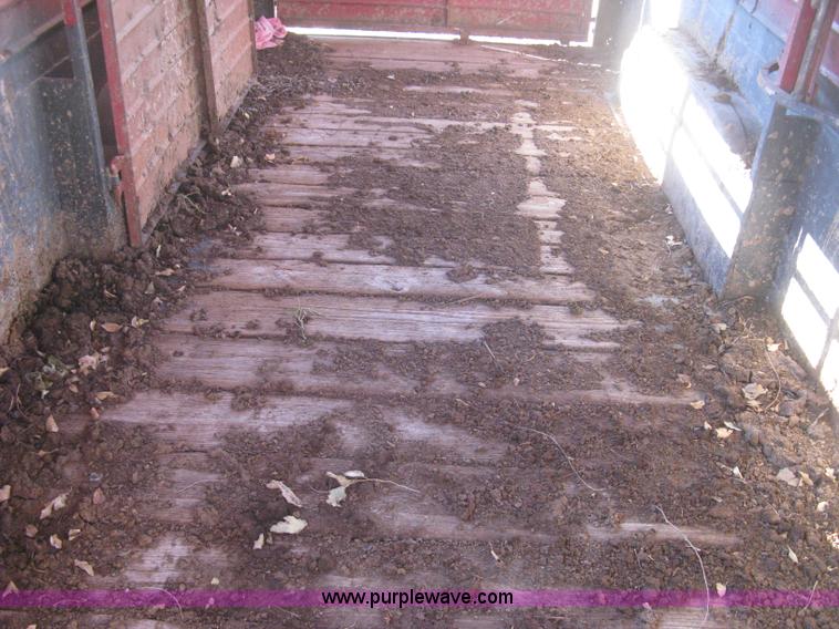 image for item B8223 1981 Flying L gooseneck stock trailer