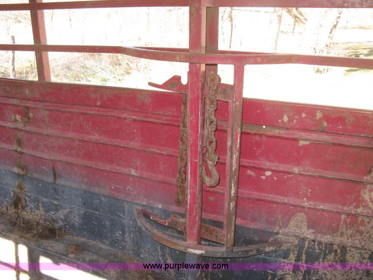 image for item B8223 1981 Flying L gooseneck stock trailer