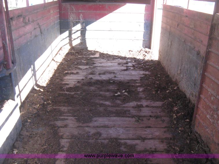 image for item B8223 1981 Flying L gooseneck stock trailer