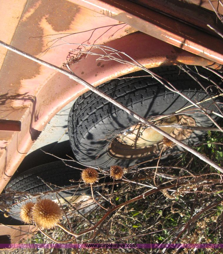 image for item B8223 1981 Flying L gooseneck stock trailer