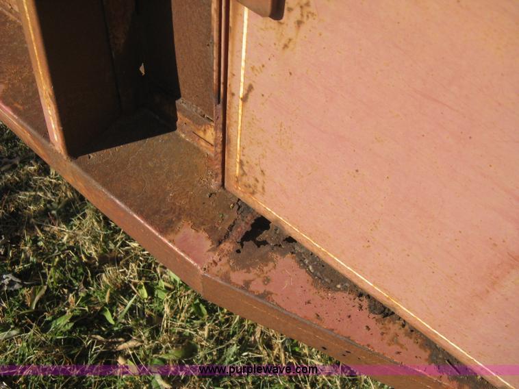 image for item B8223 1981 Flying L gooseneck stock trailer