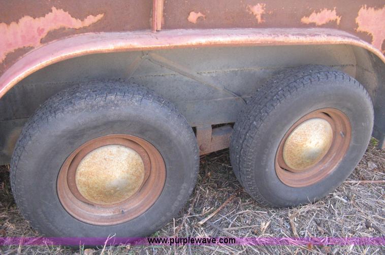 image for item B8223 1981 Flying L gooseneck stock trailer