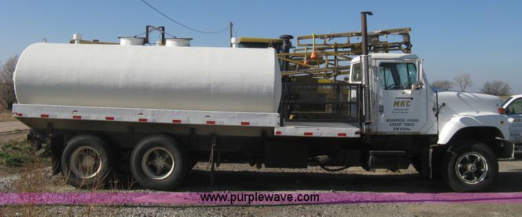 image for item B8331 1979 International F2554 tender tanker truck