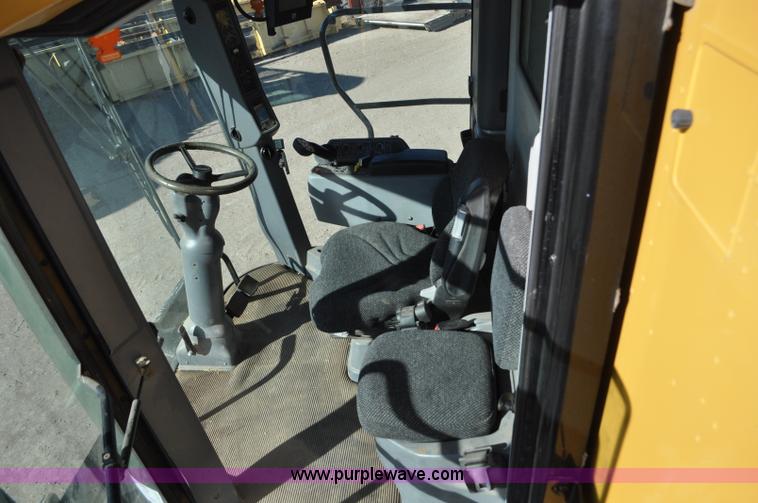 image for item C3227 2004 AGCO Challenger 670 combine