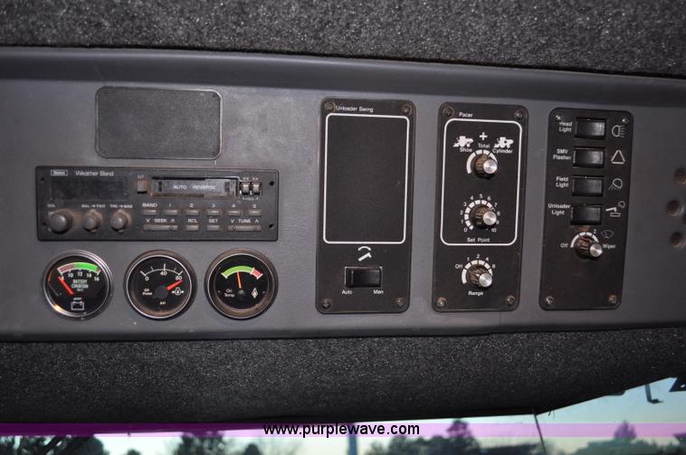 image for item C3231 1992 Gleaner R72 combine