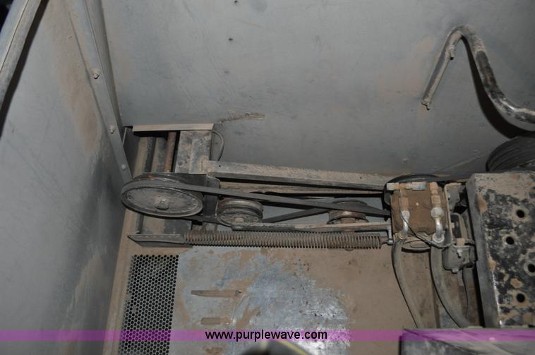 image for item C3231 1992 Gleaner R72 combine