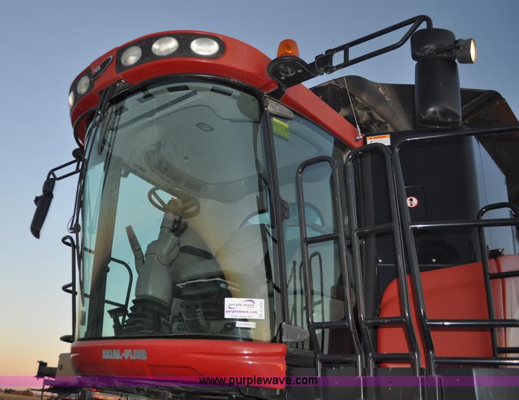 image for item C3232 2004 Case IH 8010 combine