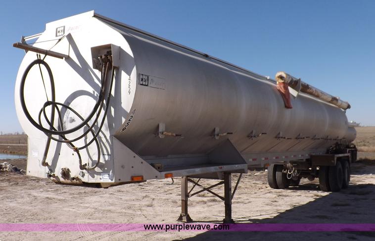 image for item F6315 1996 Pacer hydraulic feed box trailer