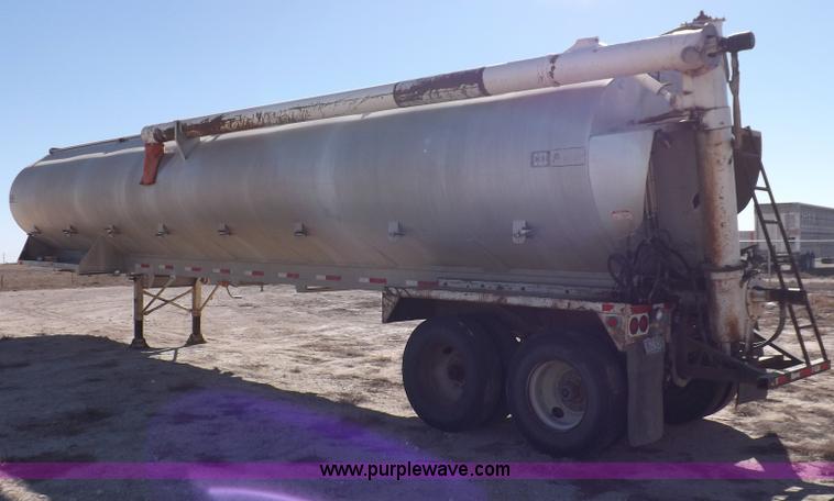 image for item F6315 1996 Pacer hydraulic feed box trailer