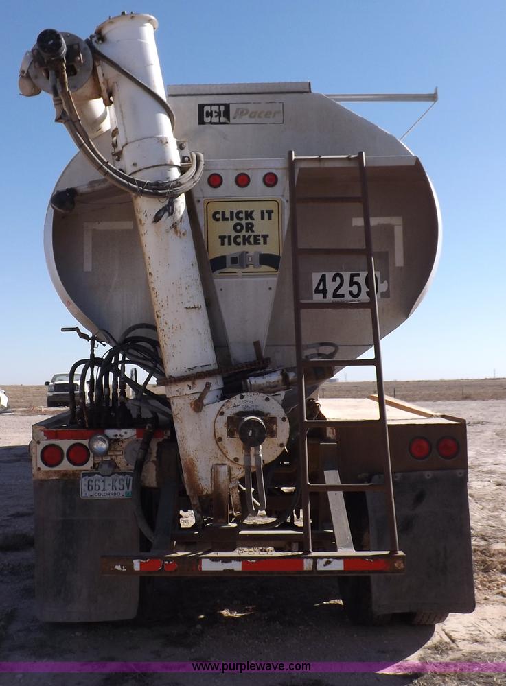 image for item F6315 1996 Pacer hydraulic feed box trailer