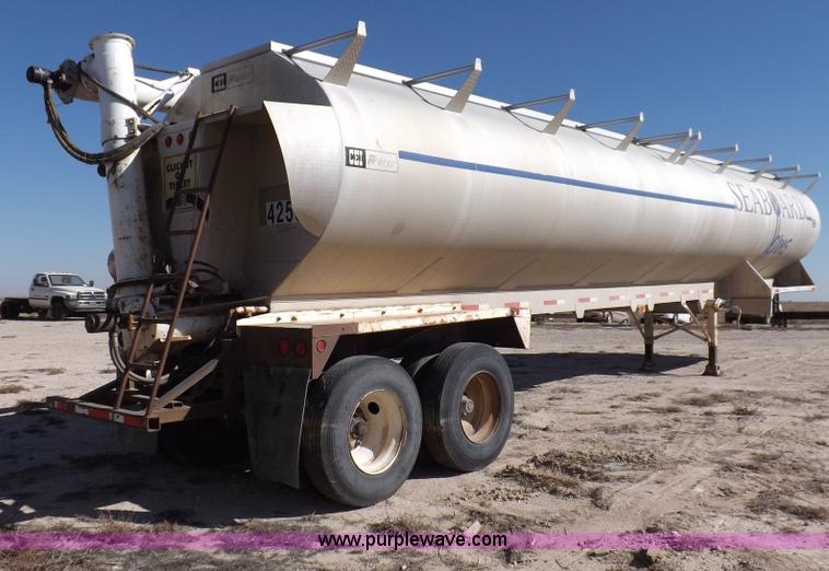 image for item F6315 1996 Pacer hydraulic feed box trailer