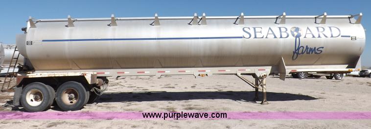 image for item F6315 1996 Pacer hydraulic feed box trailer