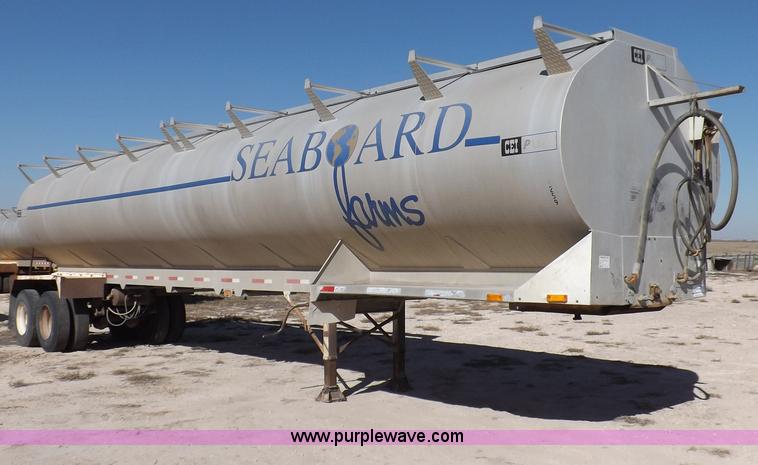 image for item F6315 1996 Pacer hydraulic feed box trailer