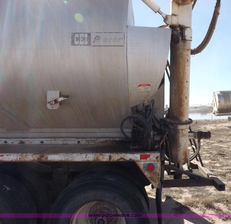 image for item F6315 1996 Pacer hydraulic feed box trailer