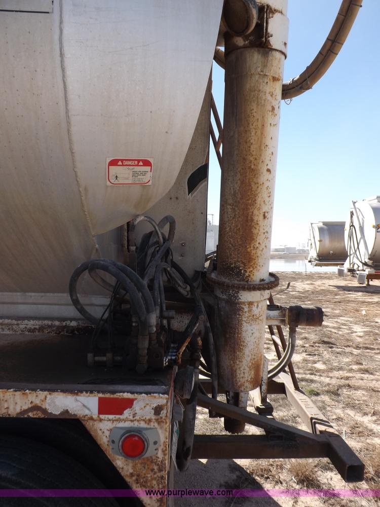 image for item F6315 1996 Pacer hydraulic feed box trailer