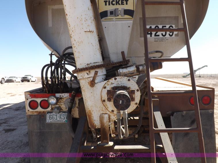 image for item F6315 1996 Pacer hydraulic feed box trailer