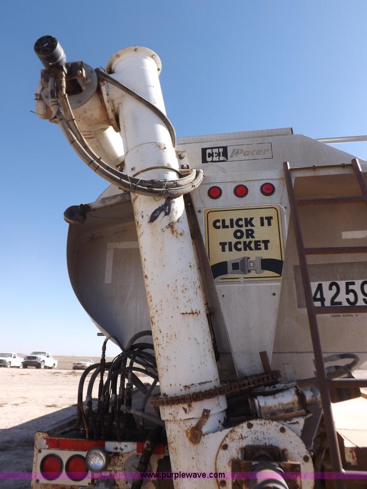 image for item F6315 1996 Pacer hydraulic feed box trailer