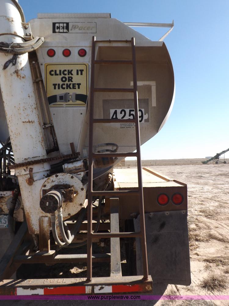 image for item F6315 1996 Pacer hydraulic feed box trailer