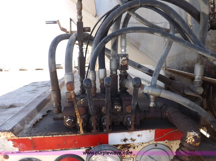 image for item F6315 1996 Pacer hydraulic feed box trailer