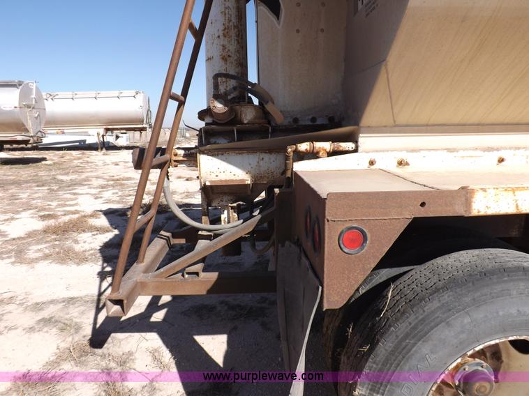 image for item F6315 1996 Pacer hydraulic feed box trailer