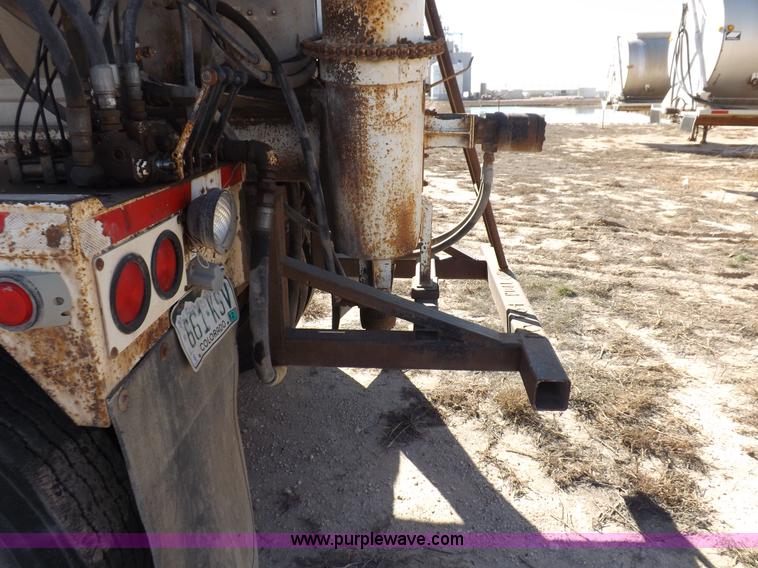 image for item F6315 1996 Pacer hydraulic feed box trailer