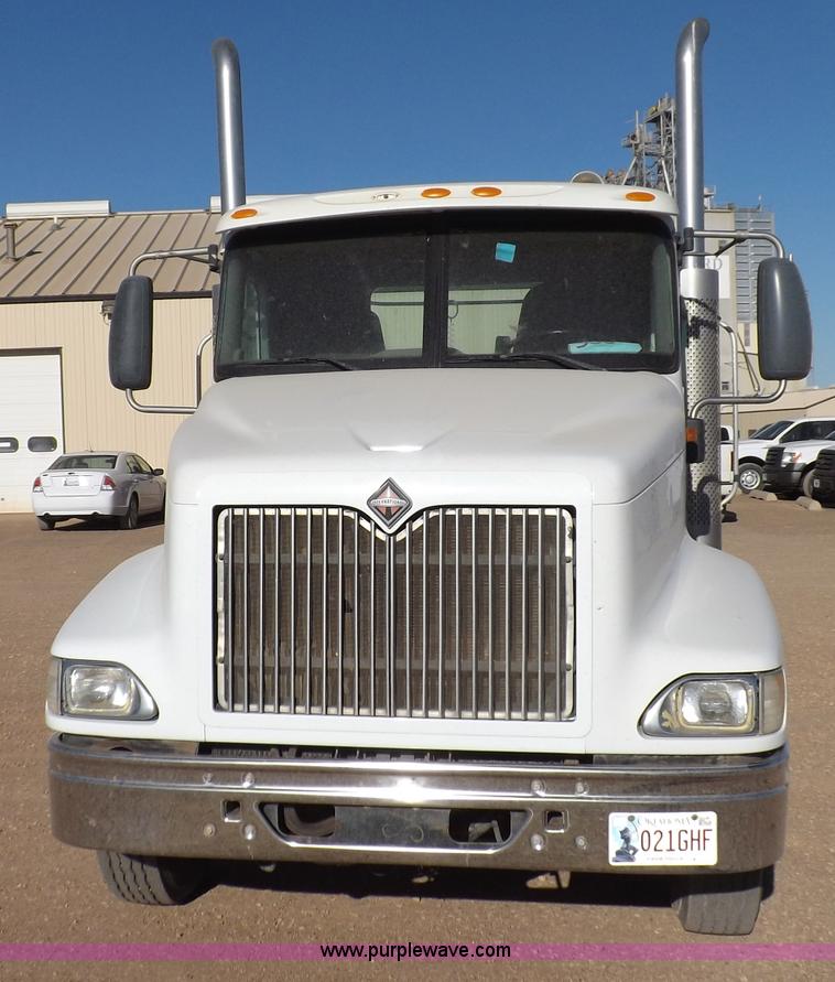 image for item F6318 2003 International 9200i semi truck