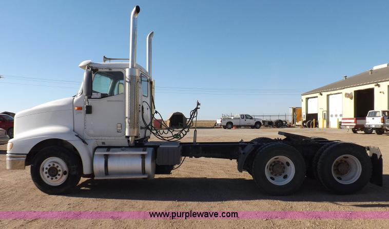 image for item F6318 2003 International 9200i semi truck
