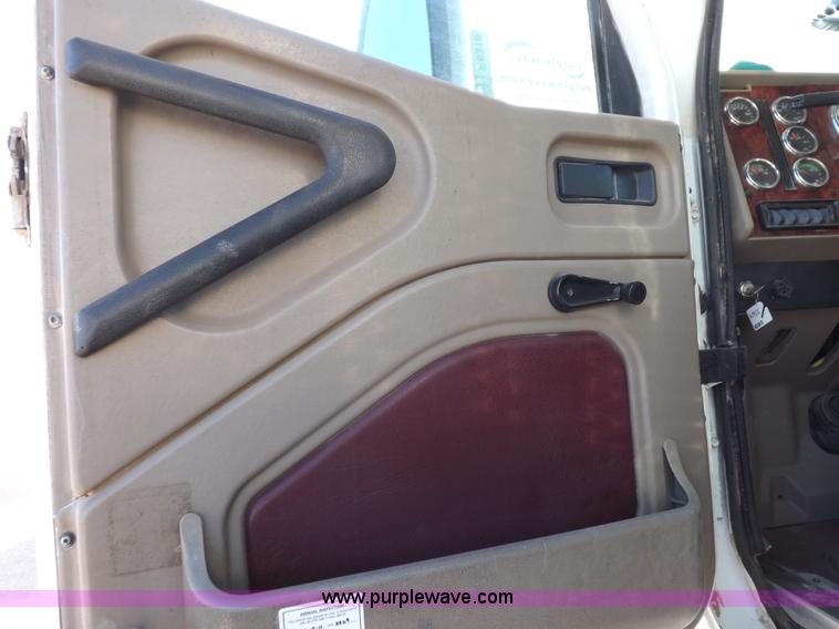 image for item F6318 2003 International 9200i semi truck