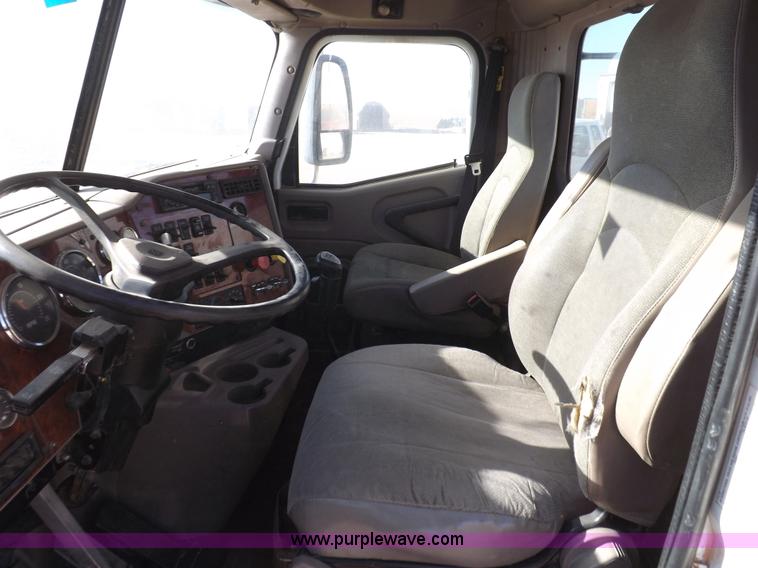 image for item F6318 2003 International 9200i semi truck