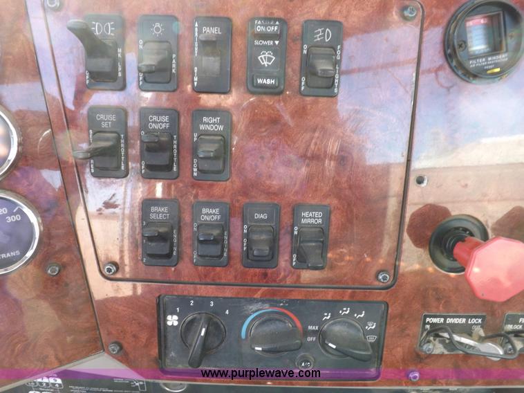 image for item F6318 2003 International 9200i semi truck