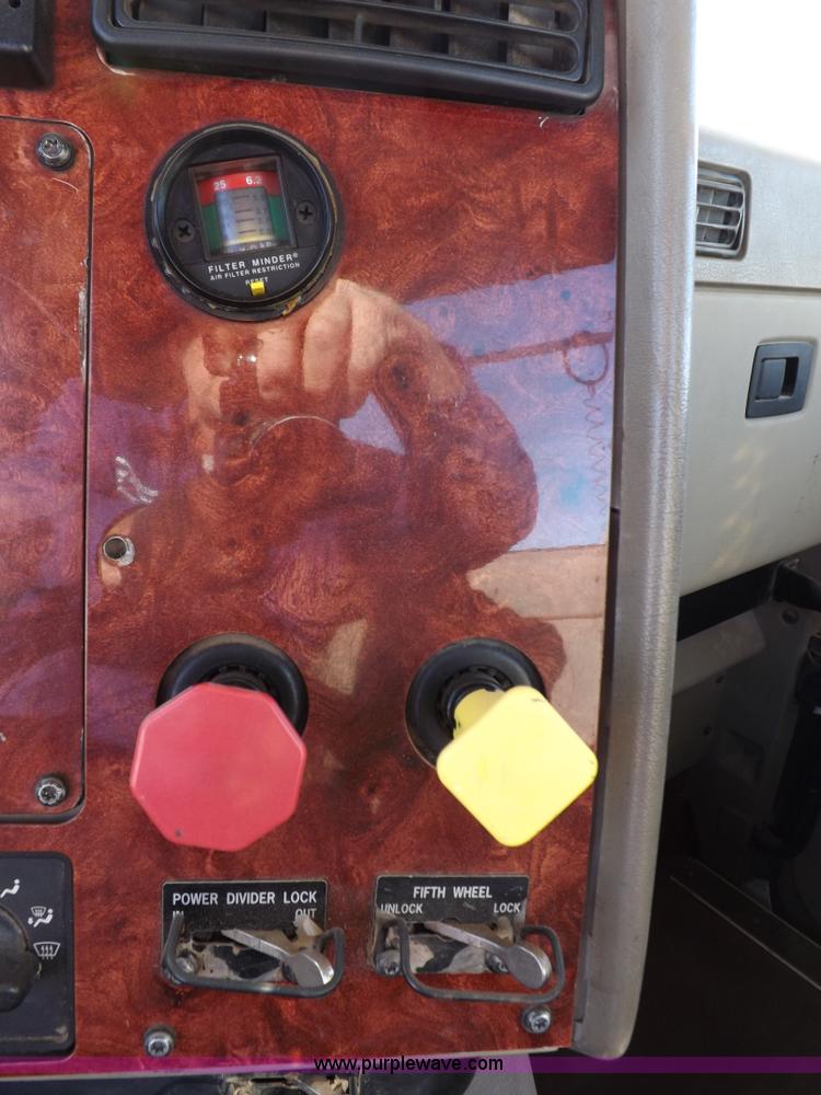 image for item F6318 2003 International 9200i semi truck