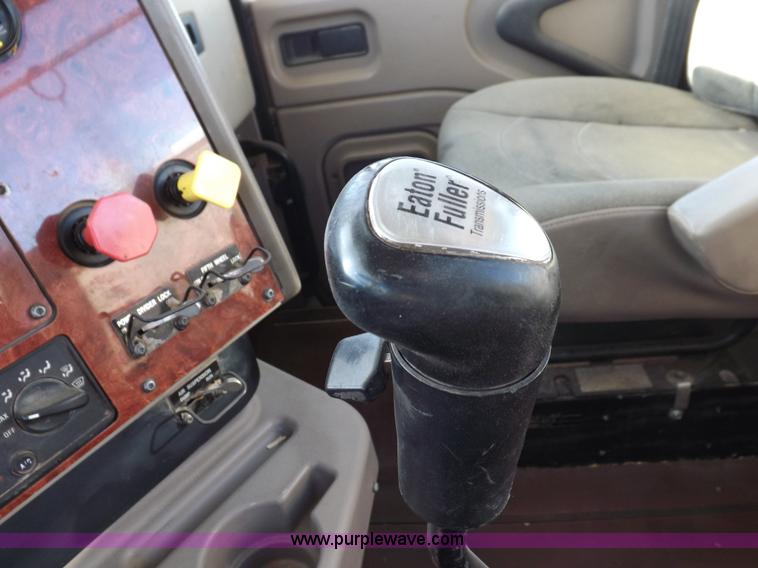 image for item F6318 2003 International 9200i semi truck