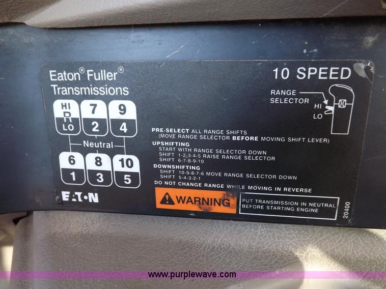 image for item F6318 2003 International 9200i semi truck