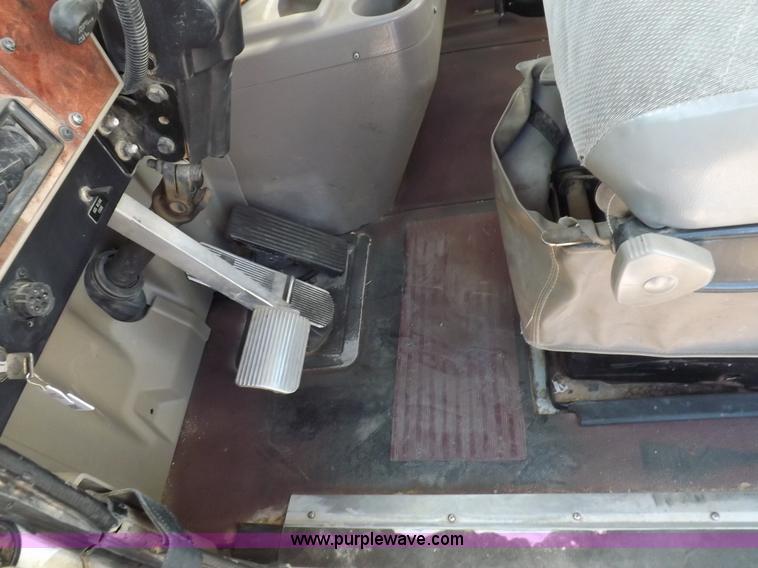 image for item F6318 2003 International 9200i semi truck