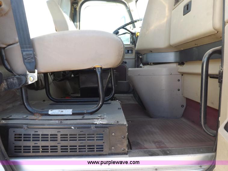 image for item F6318 2003 International 9200i semi truck