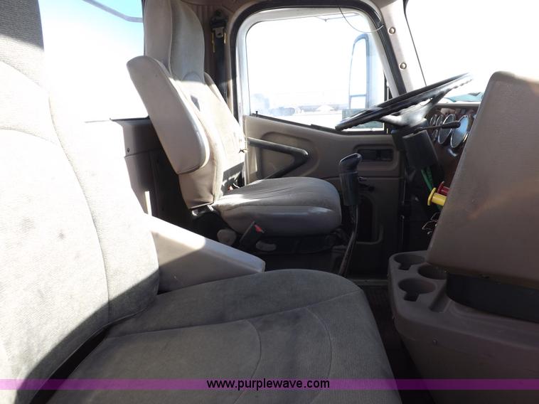 image for item F6318 2003 International 9200i semi truck