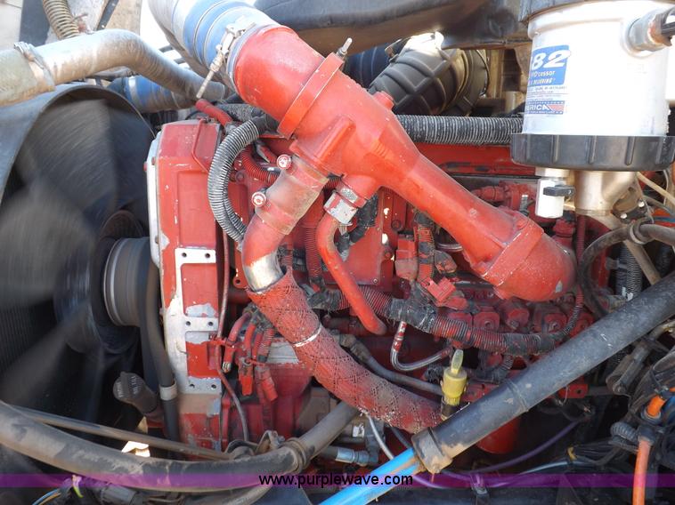 image for item F6318 2003 International 9200i semi truck