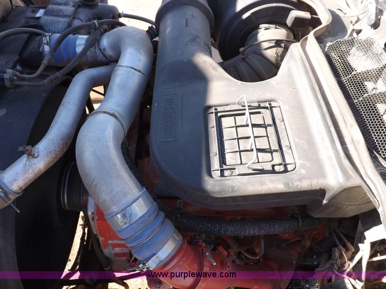 image for item F6318 2003 International 9200i semi truck