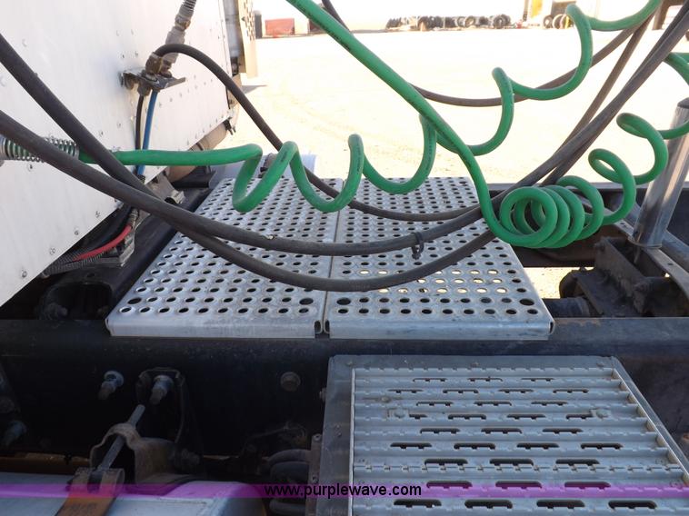 image for item F6318 2003 International 9200i semi truck