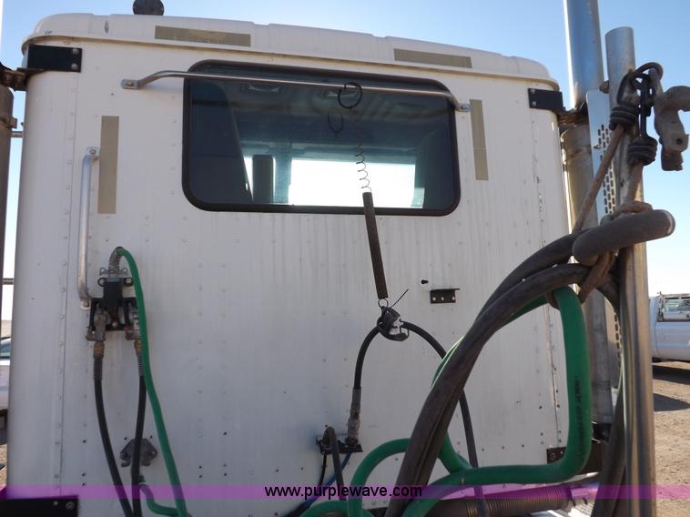 image for item F6318 2003 International 9200i semi truck