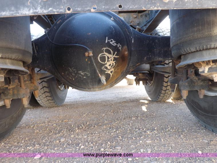 image for item F6318 2003 International 9200i semi truck