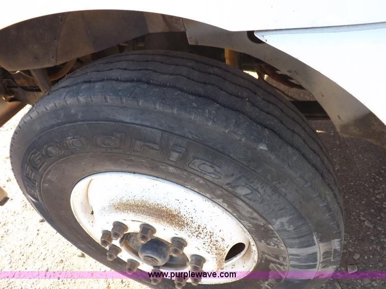 image for item F6318 2003 International 9200i semi truck