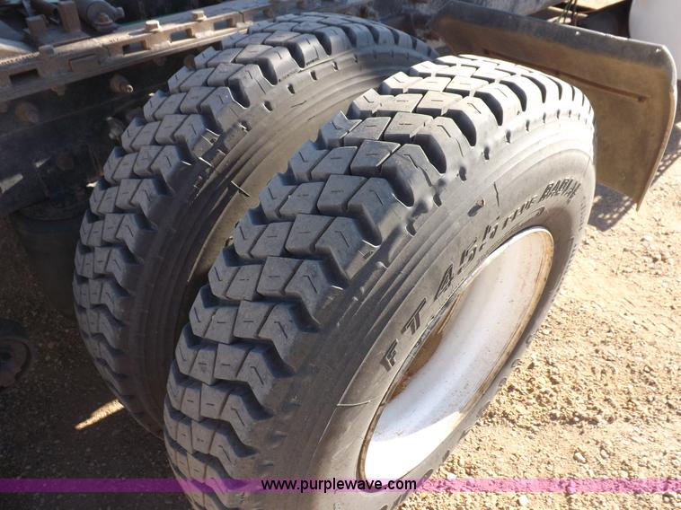 image for item F6318 2003 International 9200i semi truck