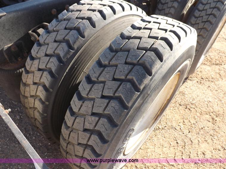 image for item F6318 2003 International 9200i semi truck