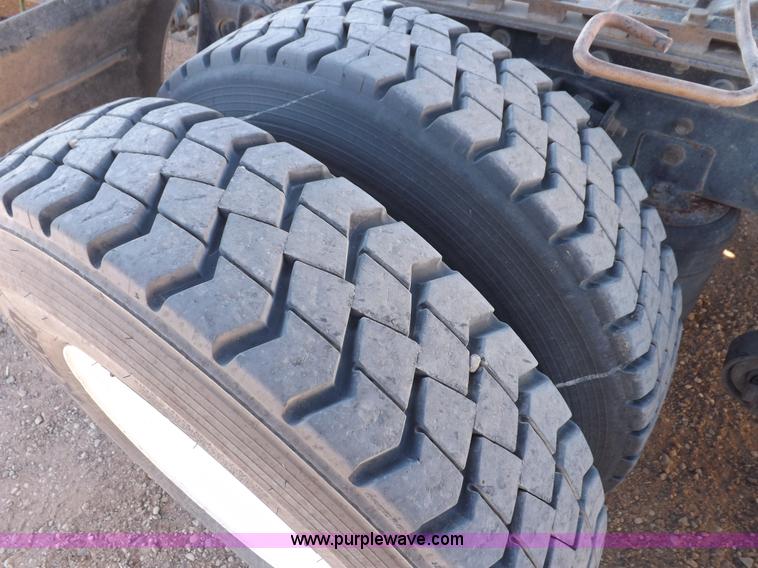 image for item F6318 2003 International 9200i semi truck