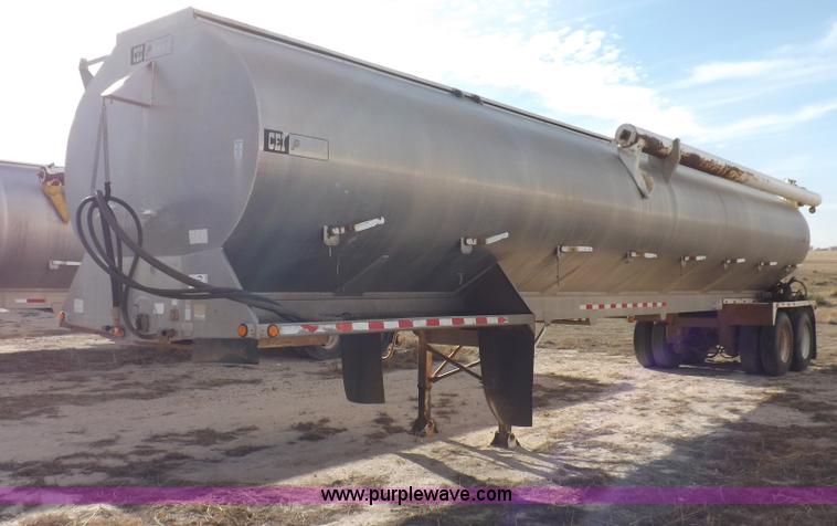 image for item F6339 2000 Pacer hydraulic feed body trailer